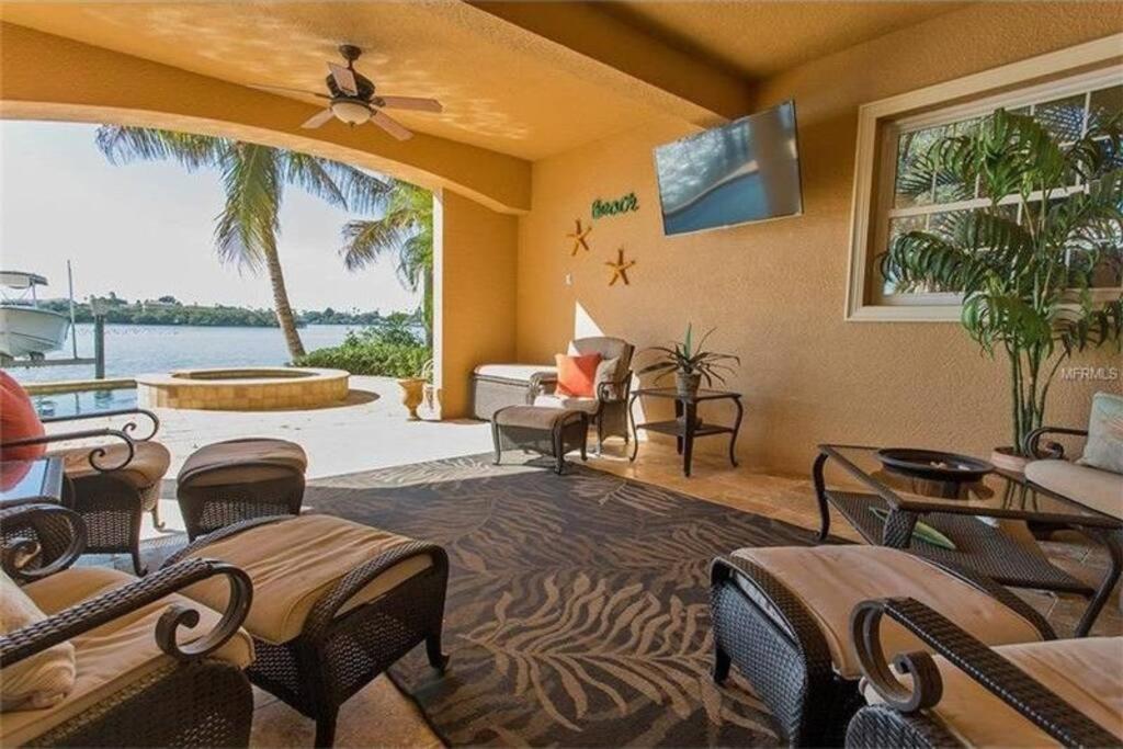 Large Mediterranean Oasis - Water Views & Pool Clearwater Beach Bagian luar foto